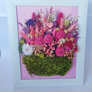 Cuadro de flores preservadas y musgo