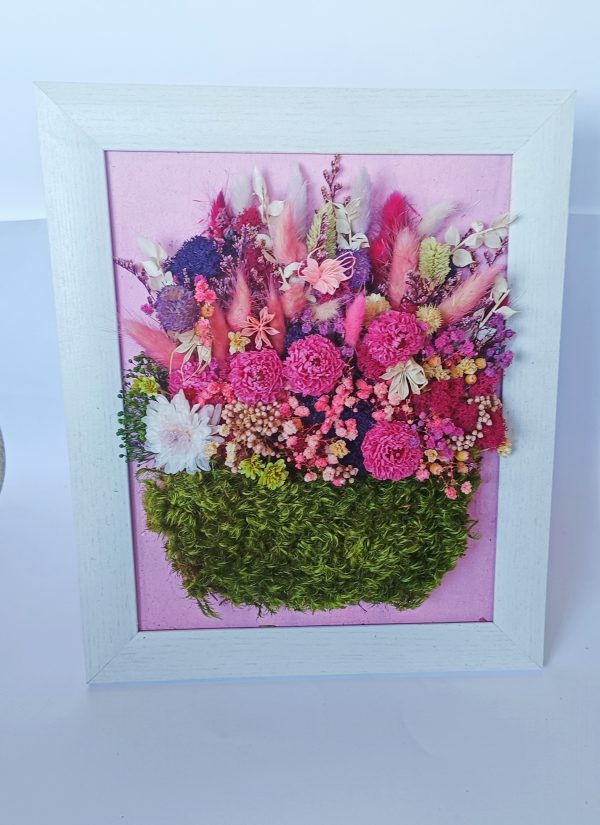 Cuadro de flores preservadas y musgo