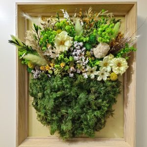Cuadro en tonos verdes, martillos y blancos