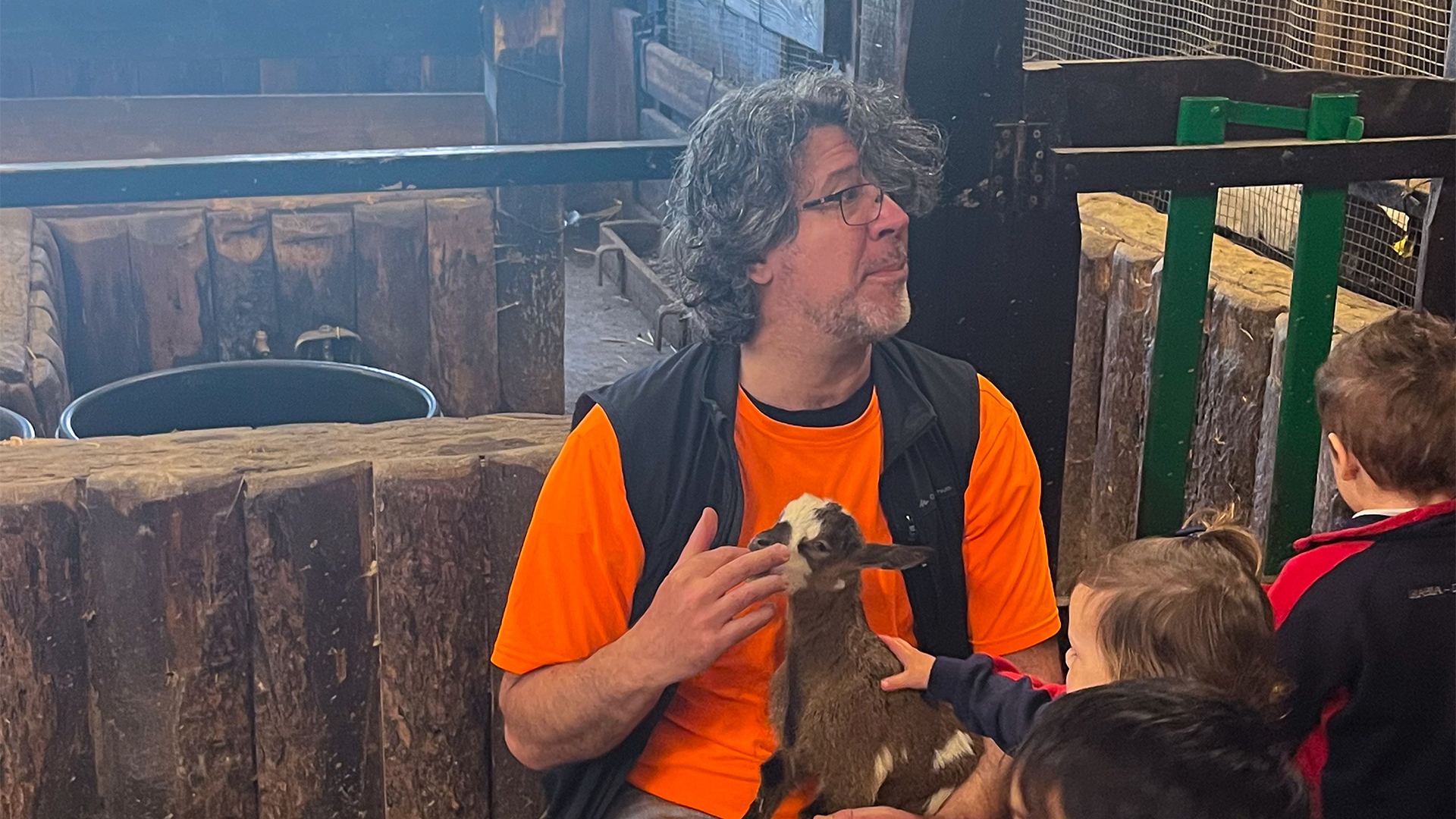 Visita guiada en la granja escuela Ultzama, cuidado de animales