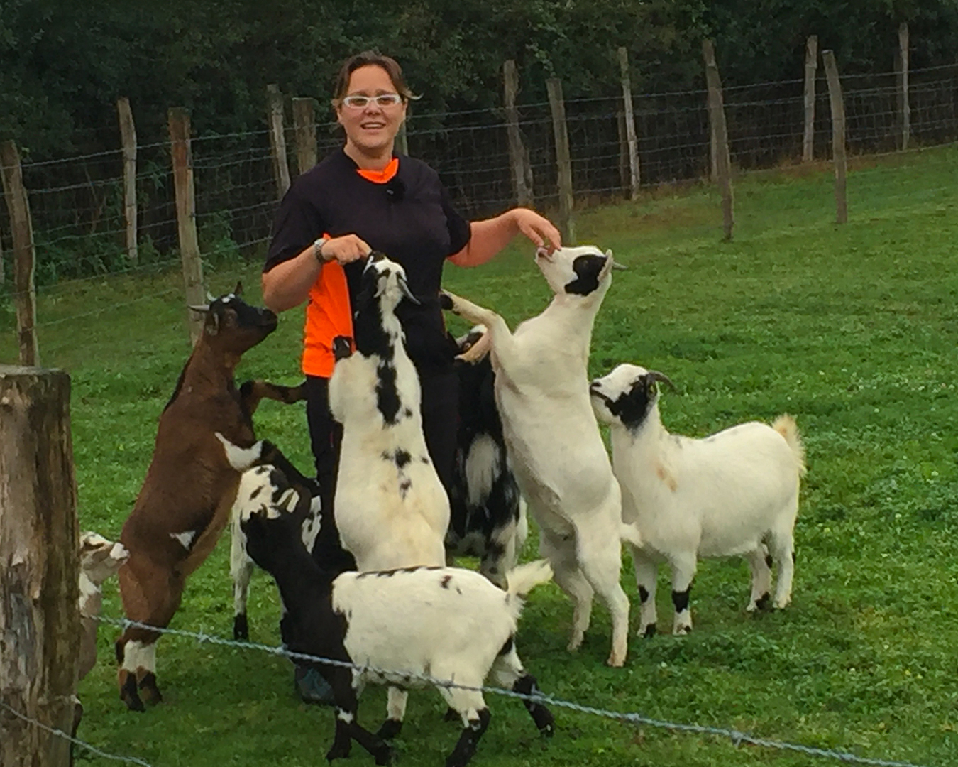 Beatriz, la encargada de la granja escuela Ultzama, rodeada de cabras